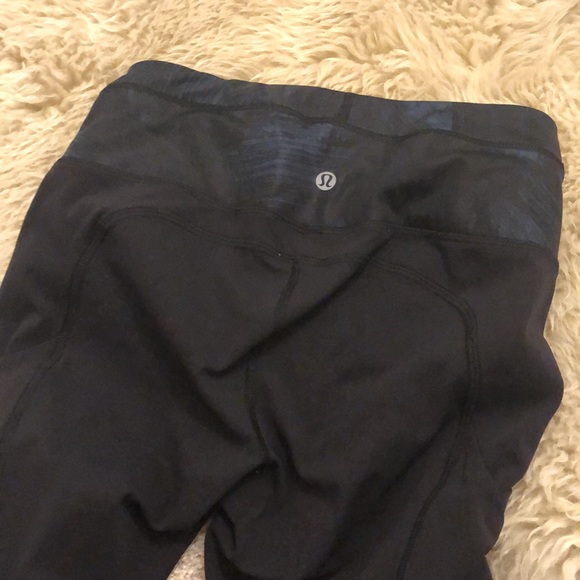 Lululemon Fresh Mesh Run Crop Wind Chill Deep Navy  25” Inseam w Pockets Size 4 - Picture 11 of 16